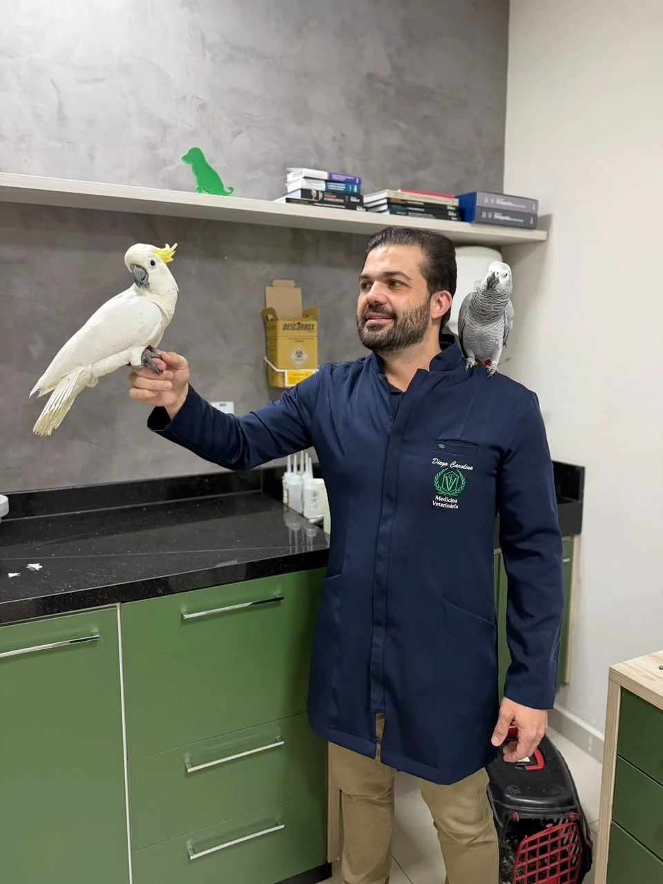 Dr. Diego com uma cacatua no consultório da Toca do Bicho