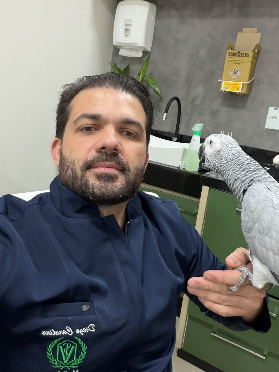 Dr. Diego atendendo um papagaio