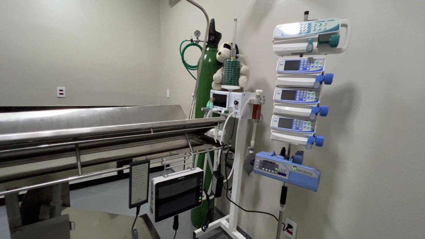 Monitor e equipamentos de anestesia do centro cirúrgico da Toca do Bicho